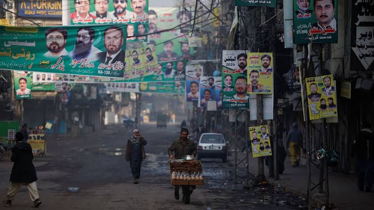 पाकिस्तान के बलूचिस्तान में चुनाव उम्मीदवारों को निशाना बनाकर किए गए दो अलग-अलग विस्फोटों में 25 की मौत हो गई, 40 से अधिक घायल हो गए।